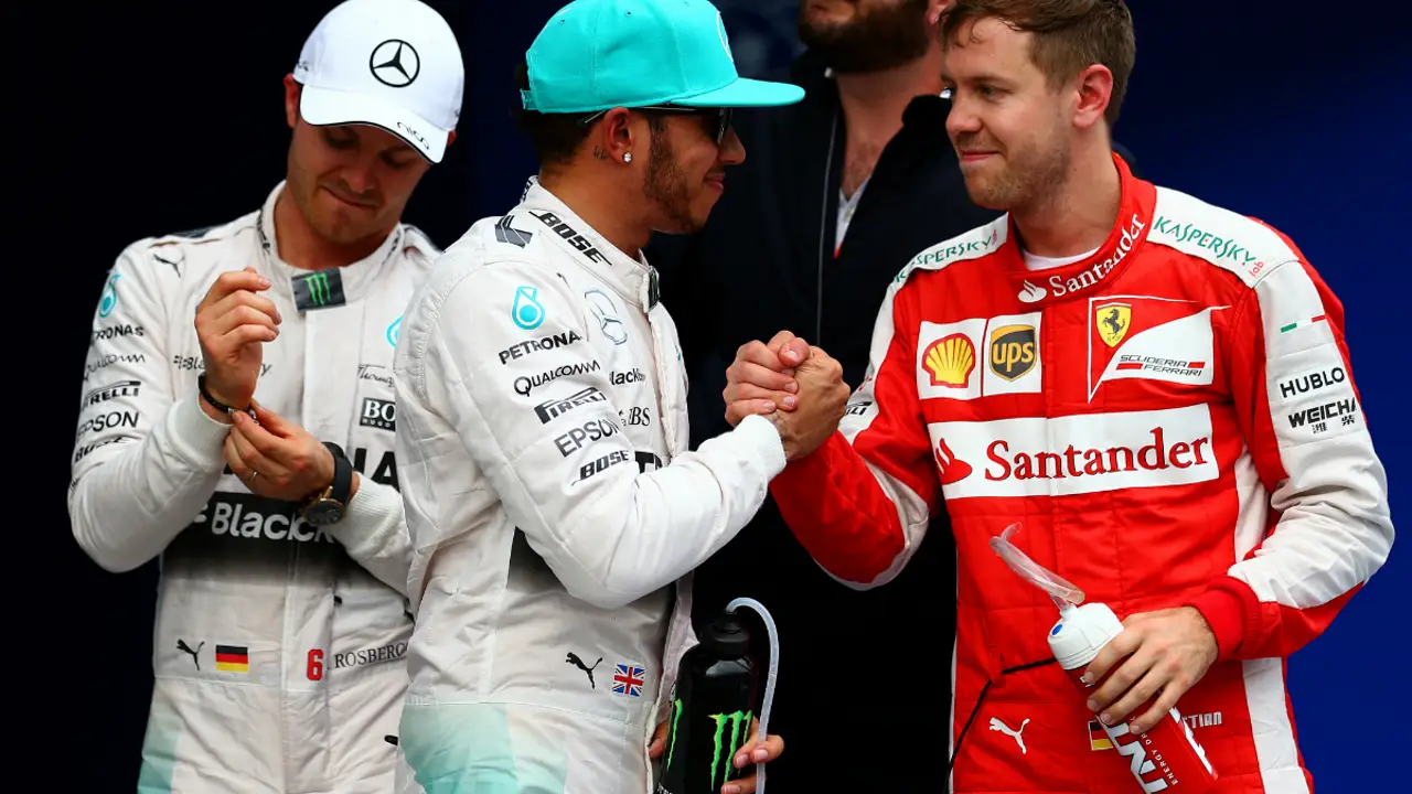 Pole acuática de Hamilton en Malasia por delante de un gran Vettel