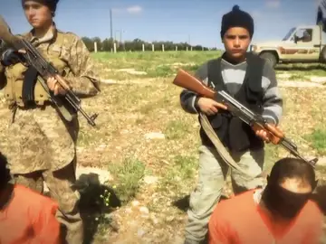 Niños del Estado Islámico con fusiles Niños del Estado Islámico con fusiles