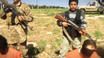 Niños del Estado Islámico con fusiles