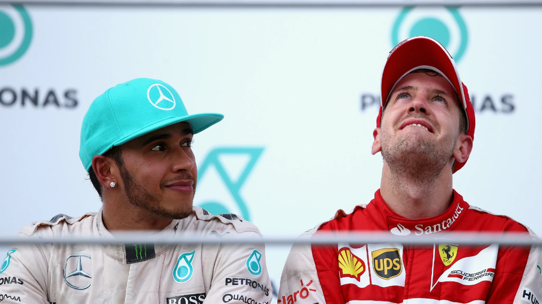 Vettel, emocionado, bajo la mirada de Hamilton