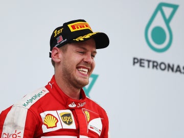 Vettel, emocionado en el podio de Sepang