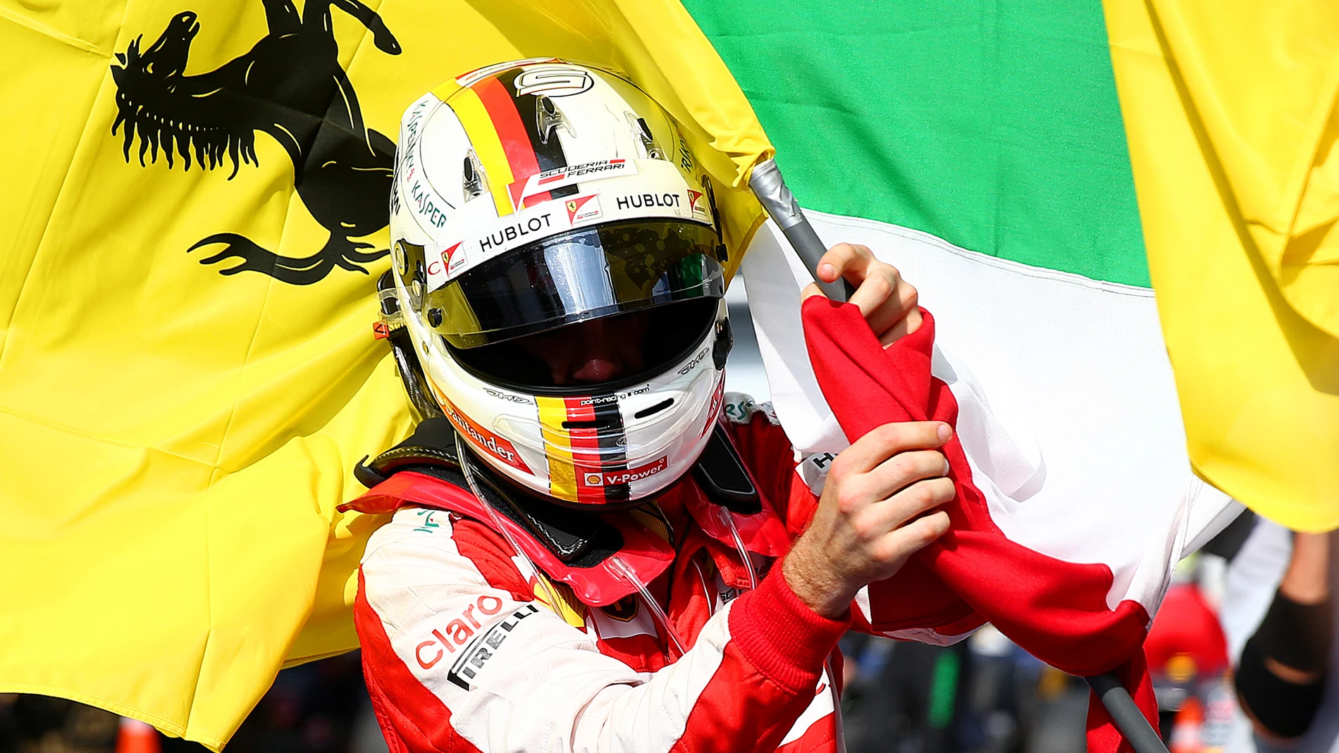 Vettel, con la bandera de Ferrari