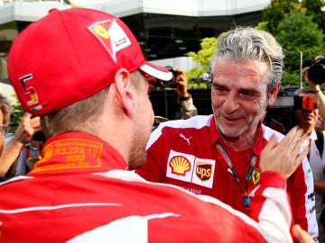 Sebastian Vettel y Maurizio Arrivabene se abrazan