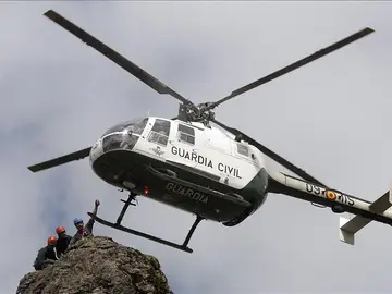 Un helicóptero de la Guardia Civil. Un helicóptero de la Guardia Civil.
