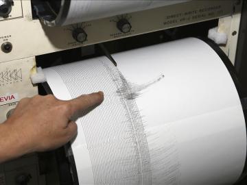 Un sismógrafo del Instituto Geográfico Nacional en Madrid recoge un terremoto