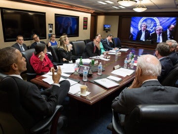 Barack Obama siguiendo por videoconferencia la reunión