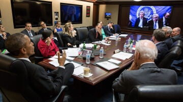 Barack Obama siguiendo por videoconferencia la reunión