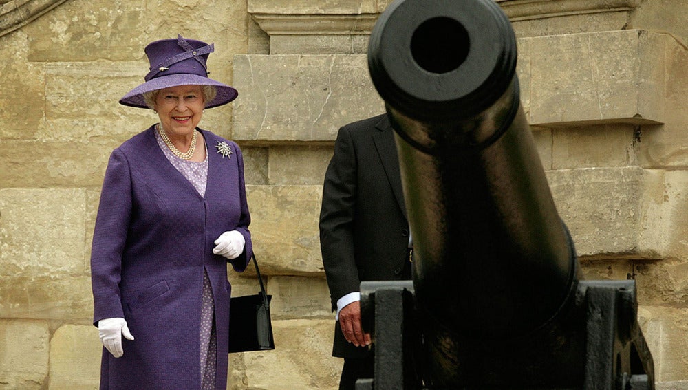La Reina Isabel II junto a un cañón en Berkshire, England