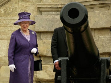 La Reina Isabel II junto a un cañón en Berkshire, England
