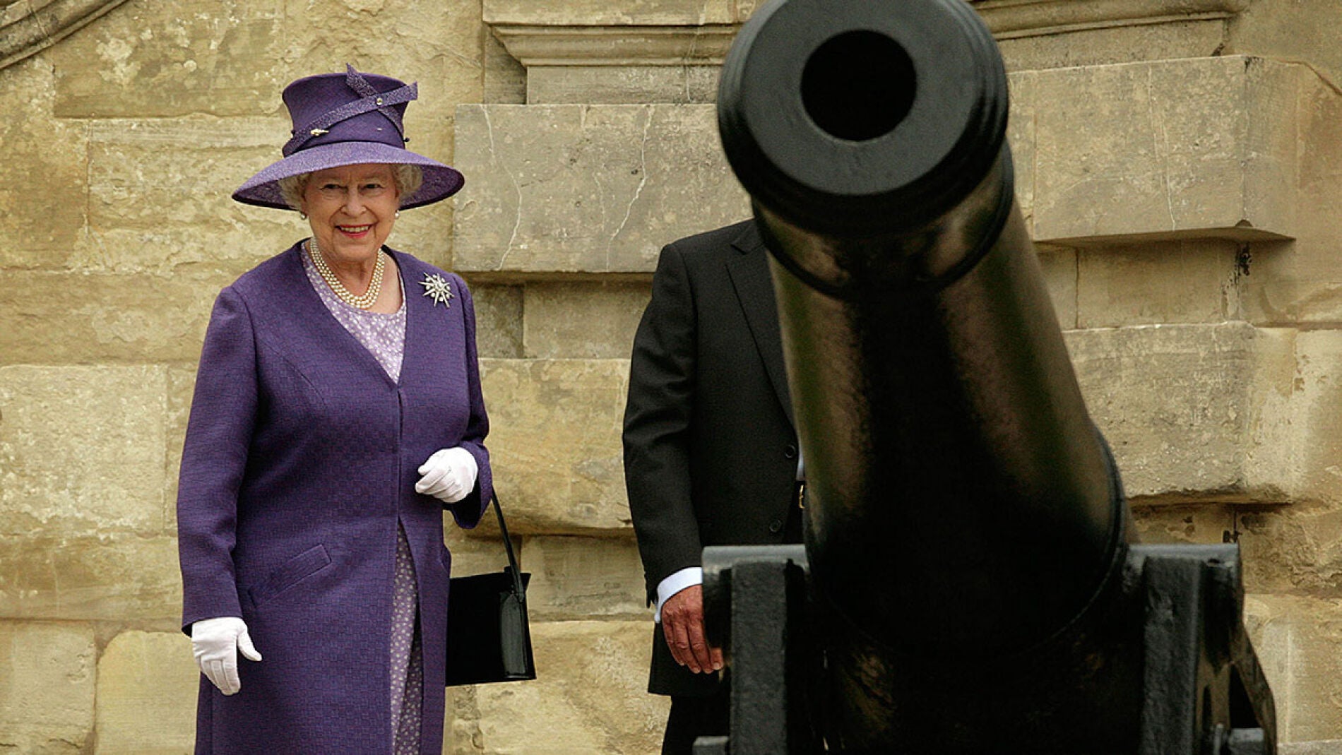 La Reina Isabel II junto a un ca&ntilde;&oacute;n en Berkshire, England