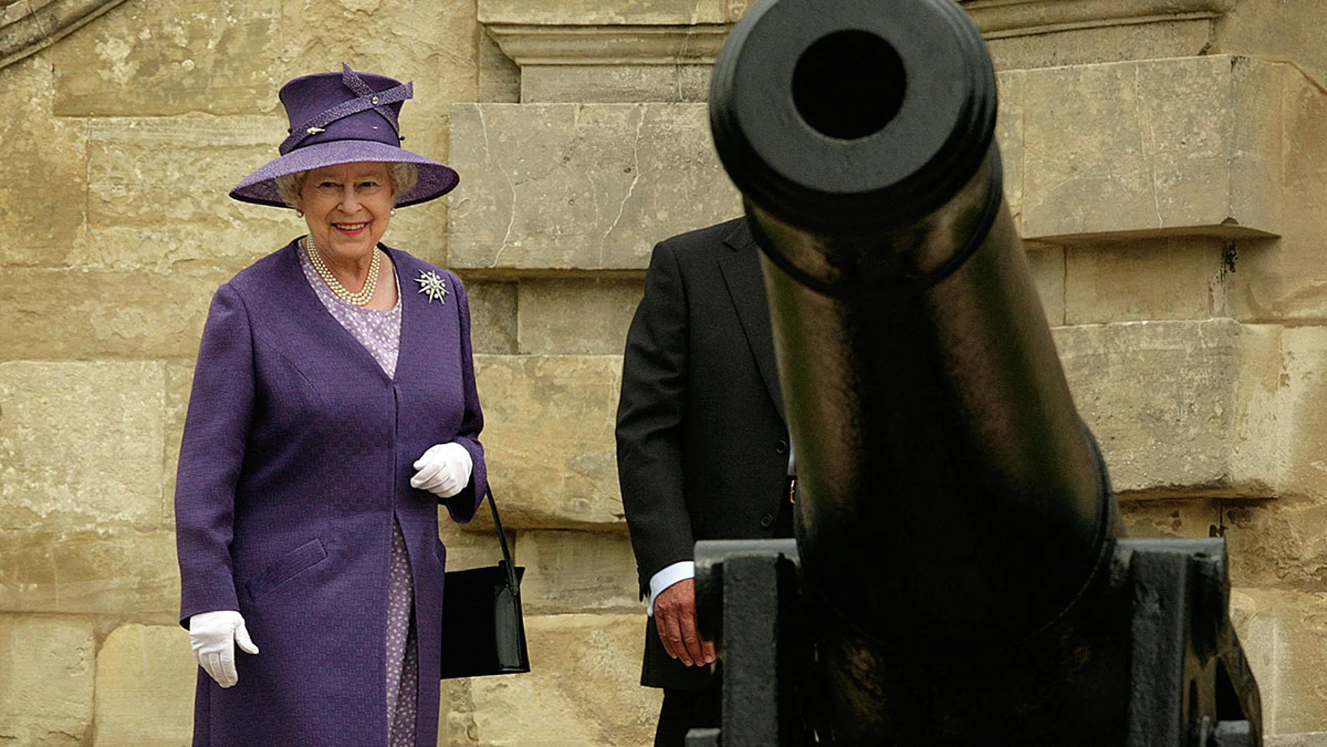 La Reina Isabel II junto a un cañón en Berkshire, England La Reina Isabel II junto a un cañón en Berkshire, England