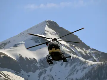 Helicóptero de rescate del avión siniestrado de Los Alpes Helicóptero de rescate del avión siniestrado de Los Alpes