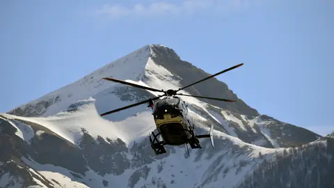 Helicóptero de rescate del avión siniestrado de Los Alpes Helicóptero de rescate del avión siniestrado de Los Alpes