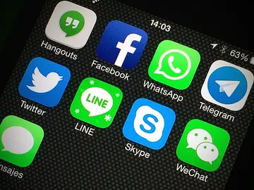 Whatsapp, Skype, Line o Hangouts Whatsapp, Skype, Line o Hangouts