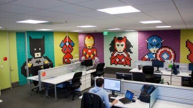Los superhéroes custodian una agencia de San Francisco con 8.024 Post-It de colores