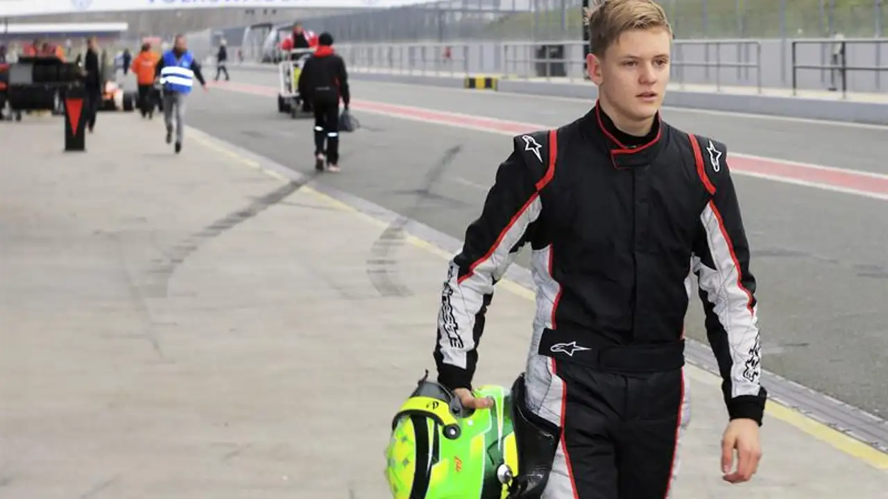Mick Schumacher abandona el circuito de Oschersleben