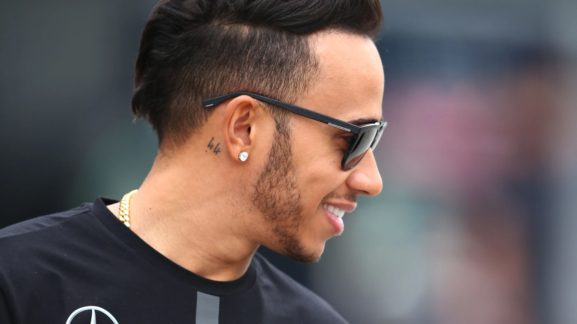 Lewis Hamilton luce peinado