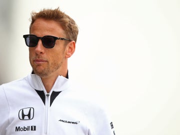 Jenson Button pasea por el circuito de Shanghái.