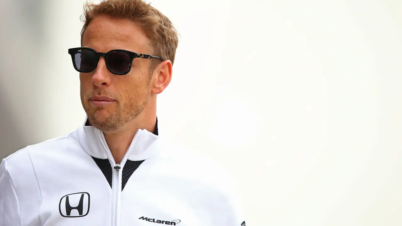 Jenson Button pasea por el circuito de Shanghái.