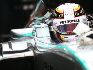 Hamilton, en el 'cockpit' del Mercedes
