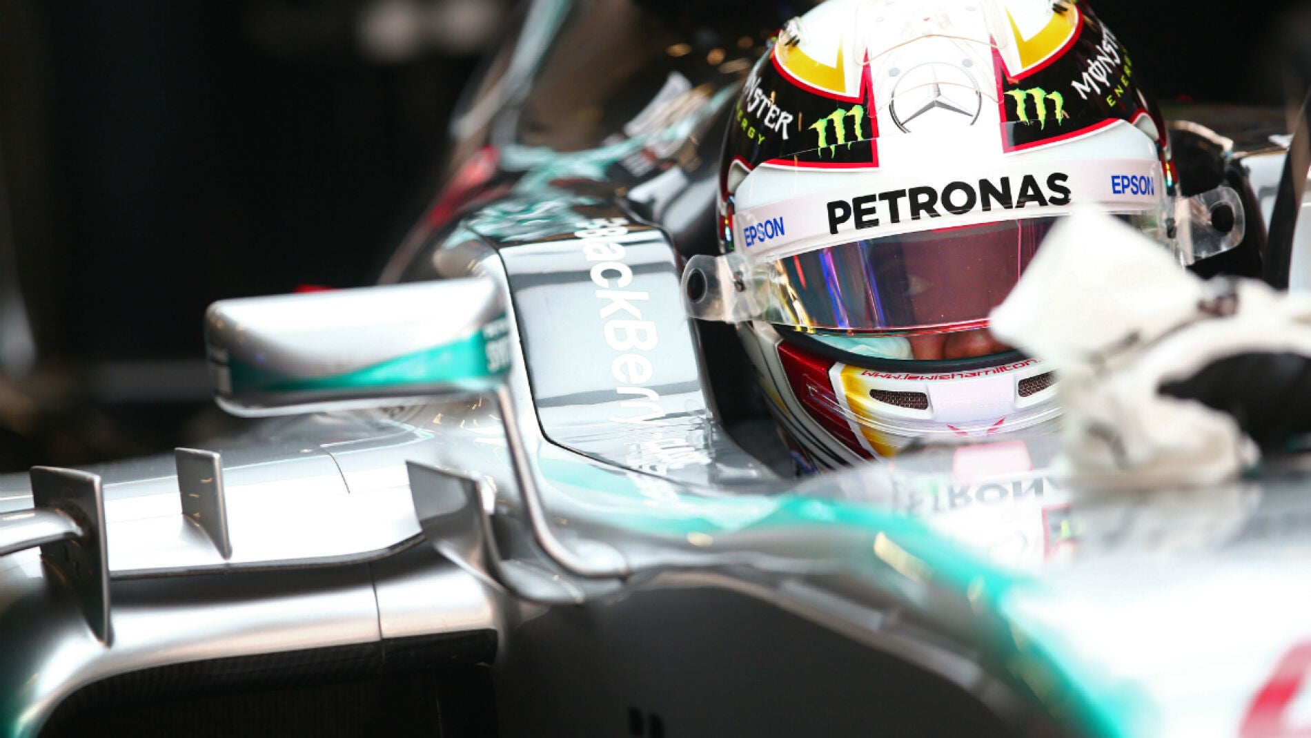 Hamilton, en el 'cockpit' del Mercedes