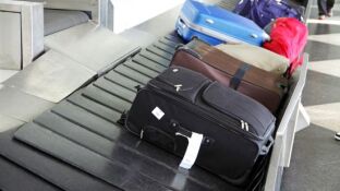 Maletas en una cinta de aeropuerto