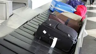 Maletas en una cinta de aeropuerto Maletas en una cinta de aeropuerto