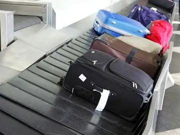 Maletas en una cinta de aeropuerto Maletas en una cinta de aeropuerto