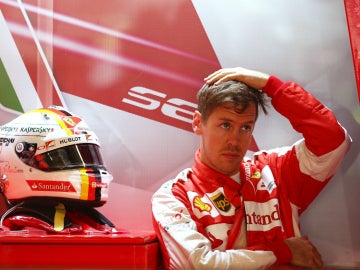 Vettel, con la mano en la cabeza