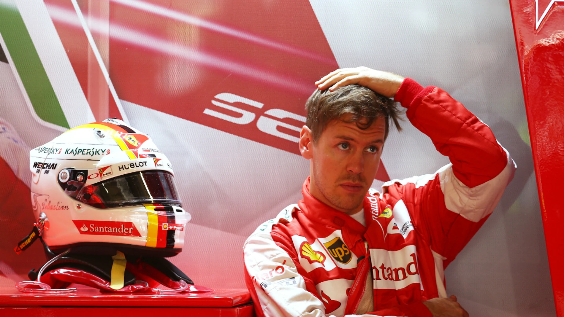 Vettel, con la mano en la cabeza