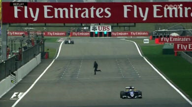 Un espontáneo se juega la vida al cruzar la pista de China en los Libres 2