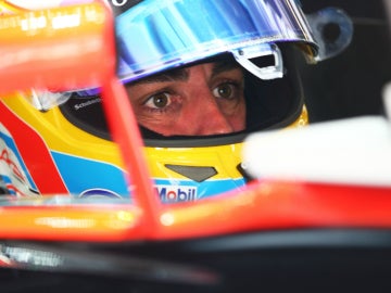 Alonso, subido en el McLaren Honda