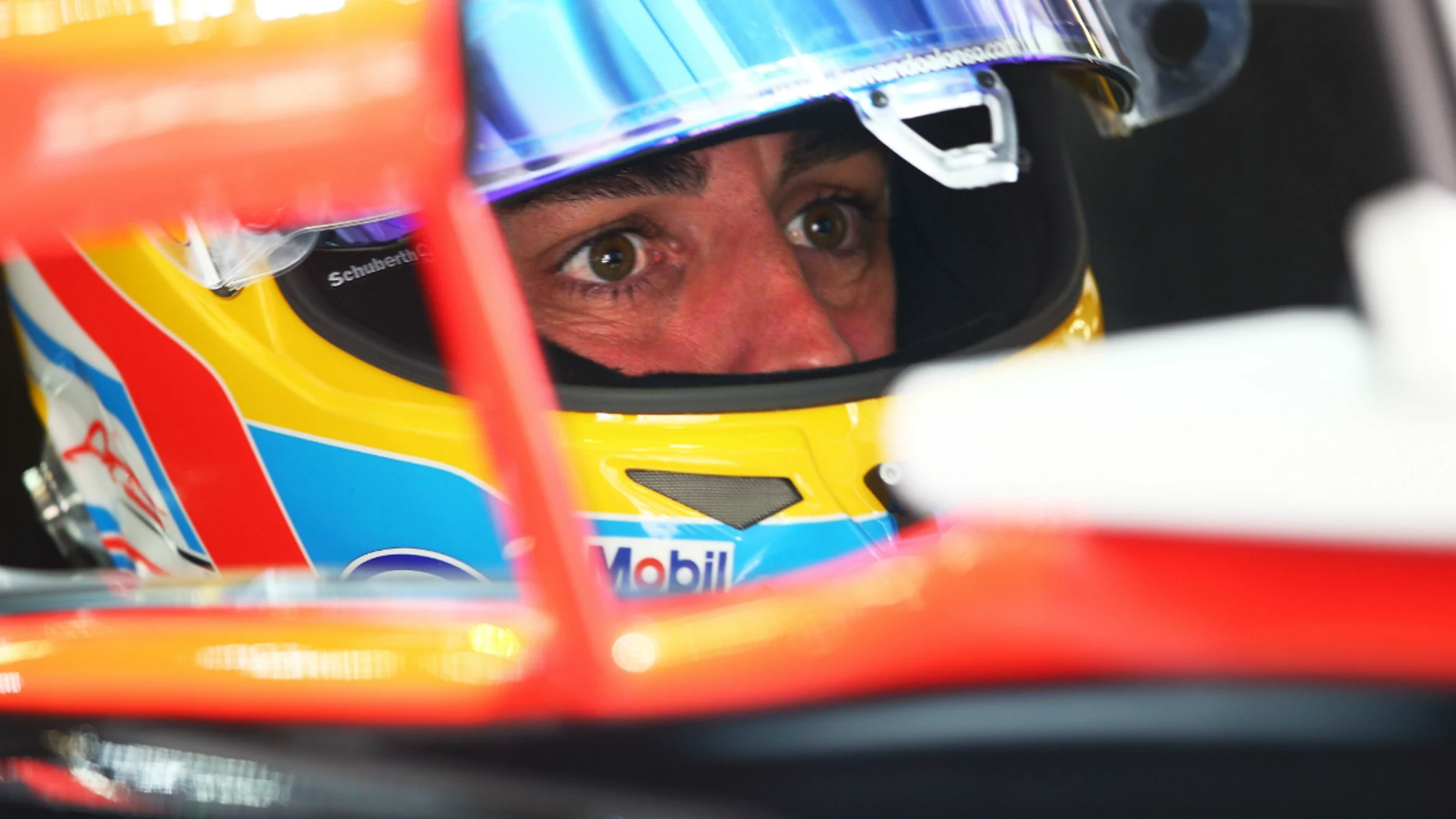 Alonso, subido en el McLaren Honda