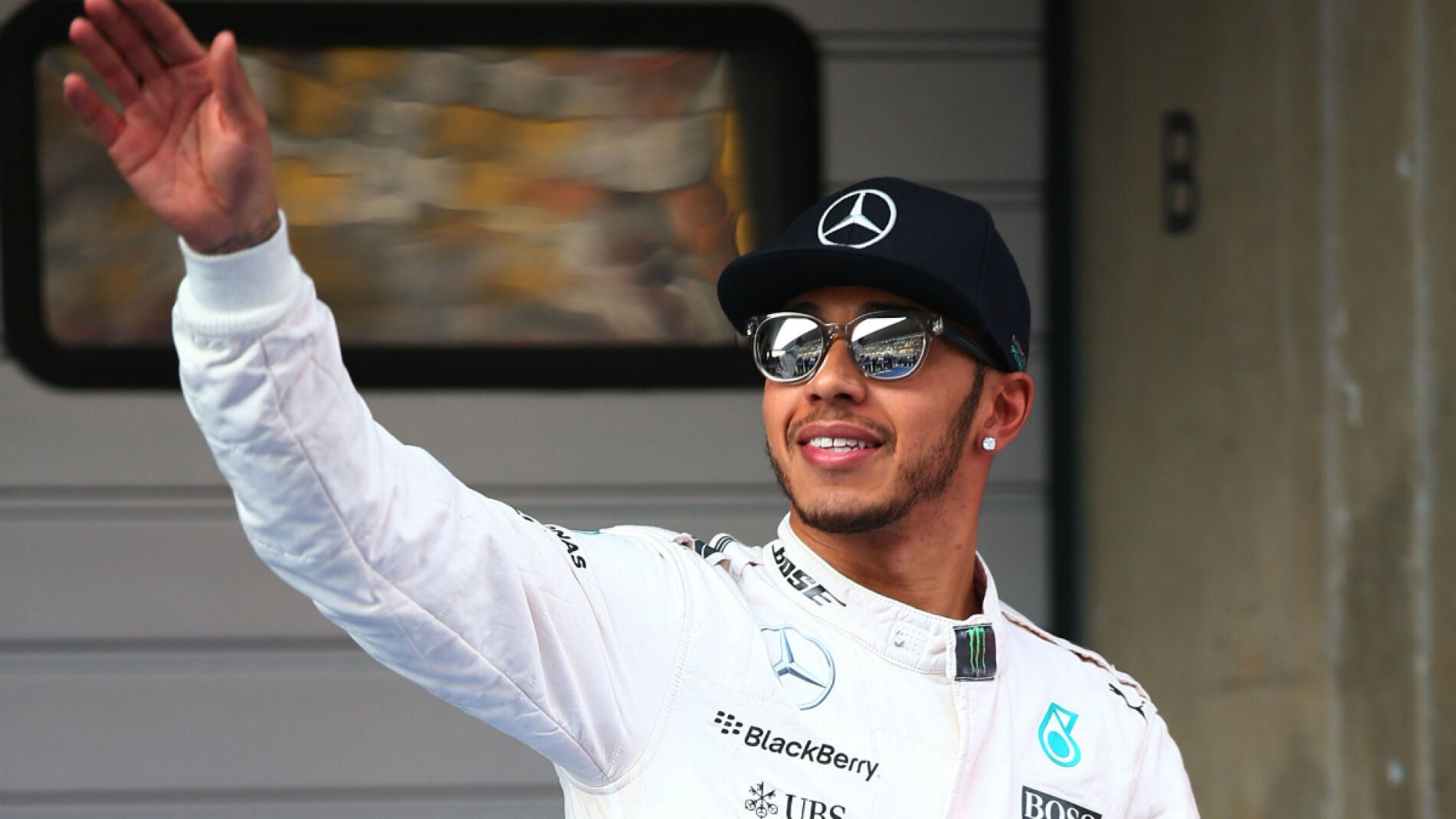 Hamilton saluda