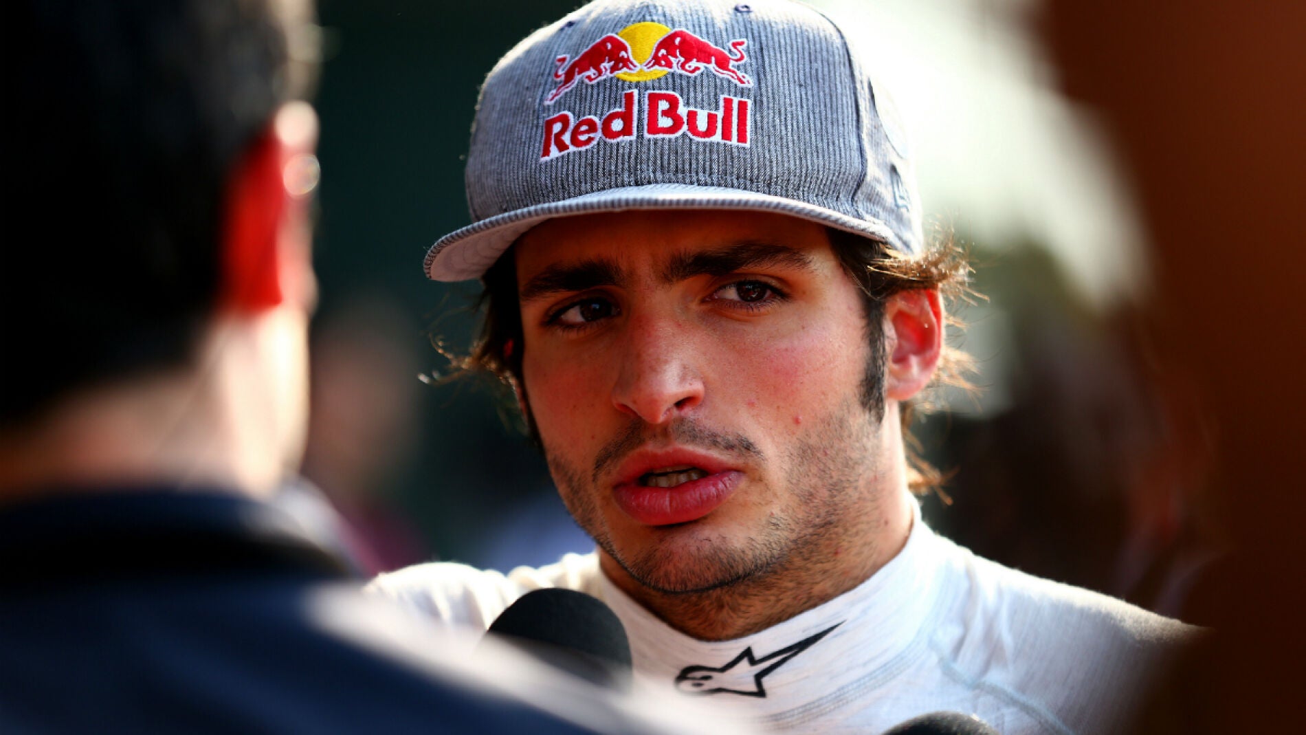 Carlos Sainz habla ante los medios