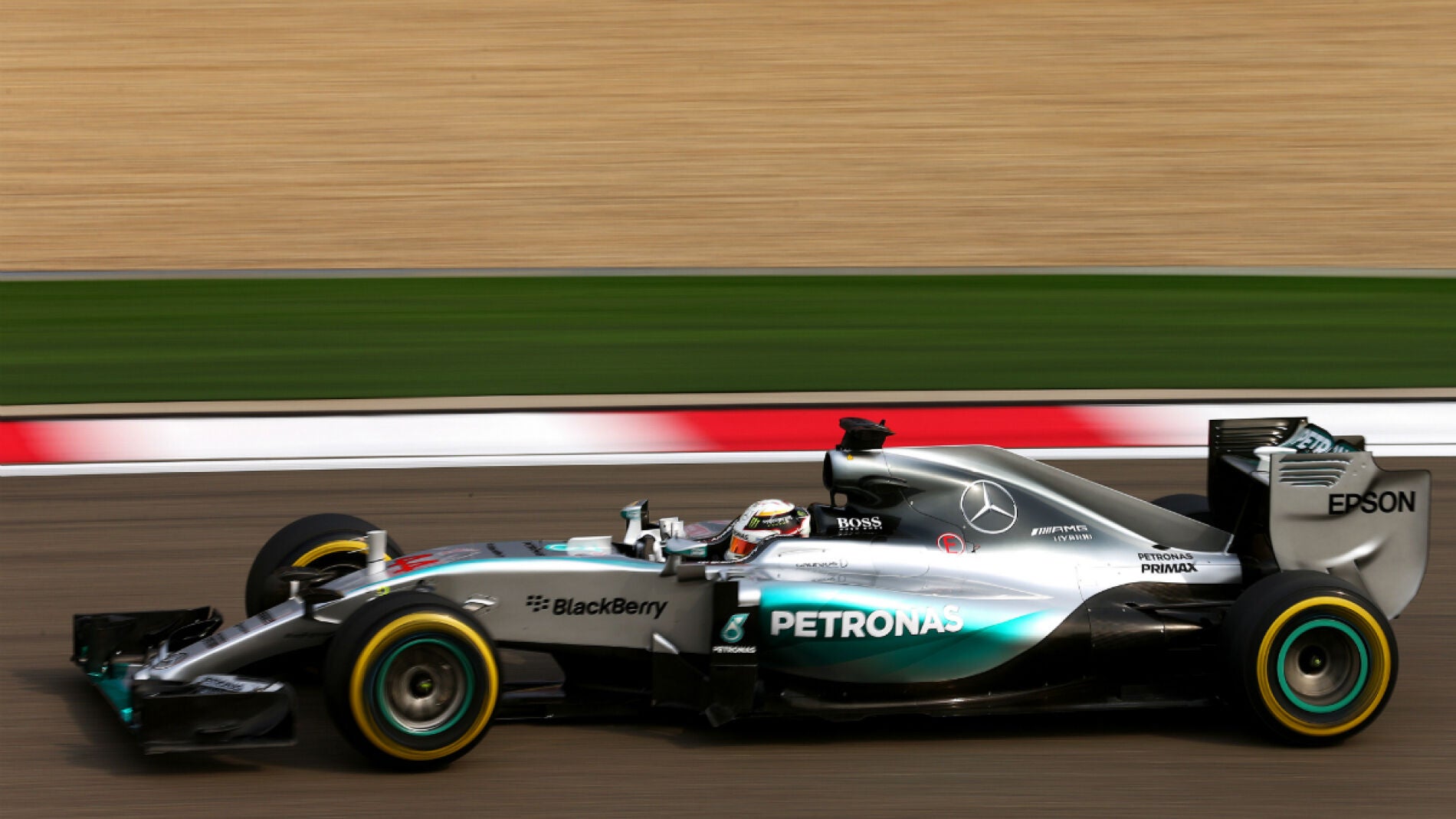 Hamilton conduce en China