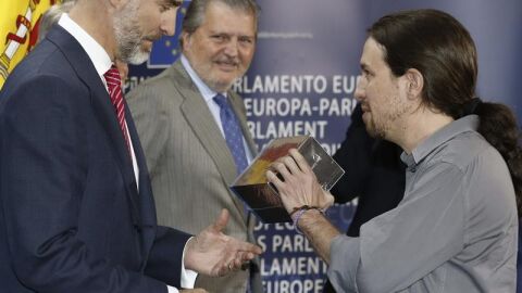 Pablo Iglesias le entrega al Rey la serie 'Juego de tronos'