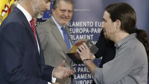 Pablo Iglesias le entrega al Rey la serie 'Juego de tronos' Pablo Iglesias le entrega al Rey la serie 'Juego de tronos'
