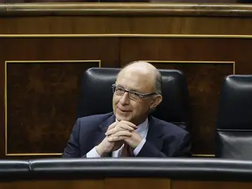 Cristóbal Montoro, durante la sesión de control al Gobierno en el pleno del Congreso de los Diputados. Cristóbal Montoro, durante la sesión de control al Gobierno en el pleno del Congreso de los Diputados.
