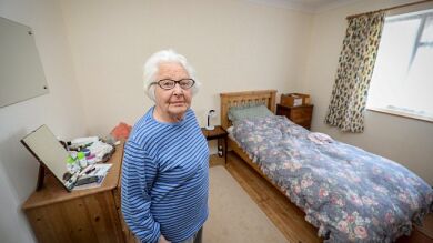 Una anciana encuentra su casa vacía al regresar del hospital porque su hijo lo vendió todo al pensar que ella iba a morir
