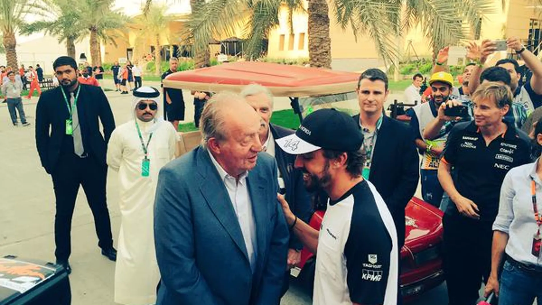 El Rey Juan Carlos charla con Fernando Alonso en Sakhir
