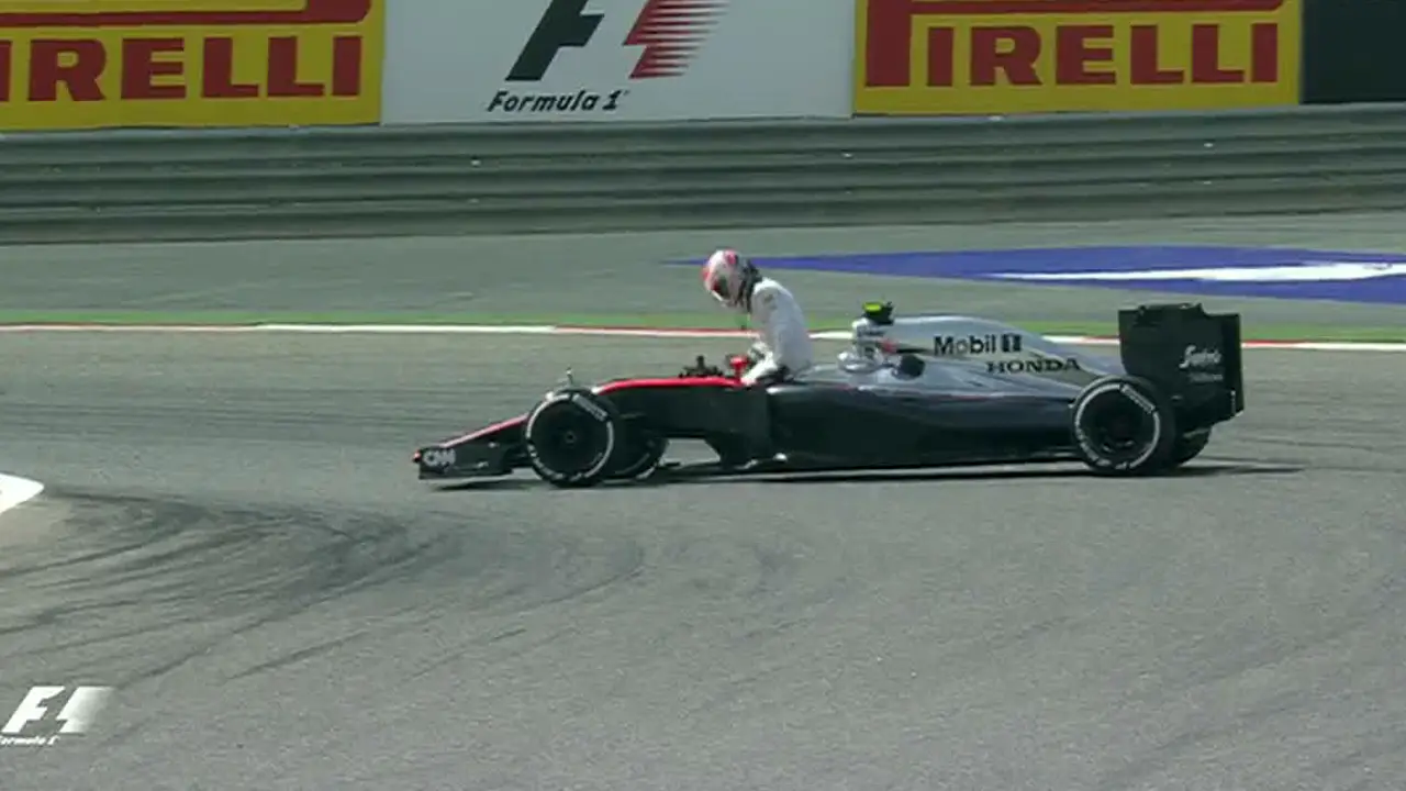 El McLaren-Honda de Button se para a los tres minutos