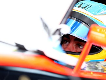 Alonso observa la pantalla en el McLaren