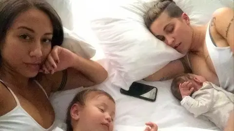 La joven familia se mudó a Charlotte en Carolina del Norte La joven familia se mudó a Charlotte en Carolina del Norte