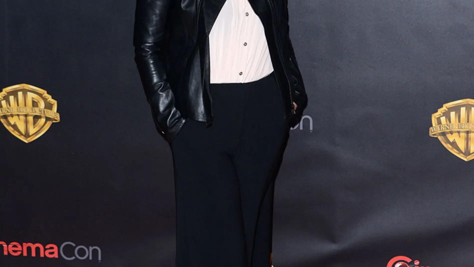  Christina Applegate con pantalones anchos y chaqueta de cuero