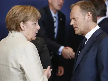La canciller alemana, Angela Merkel, conversa con el presidente del Consejo Europeo, Donald Tusk La canciller alemana, Angela Merkel, conversa con el presidente del Consejo Europeo, Donald Tusk