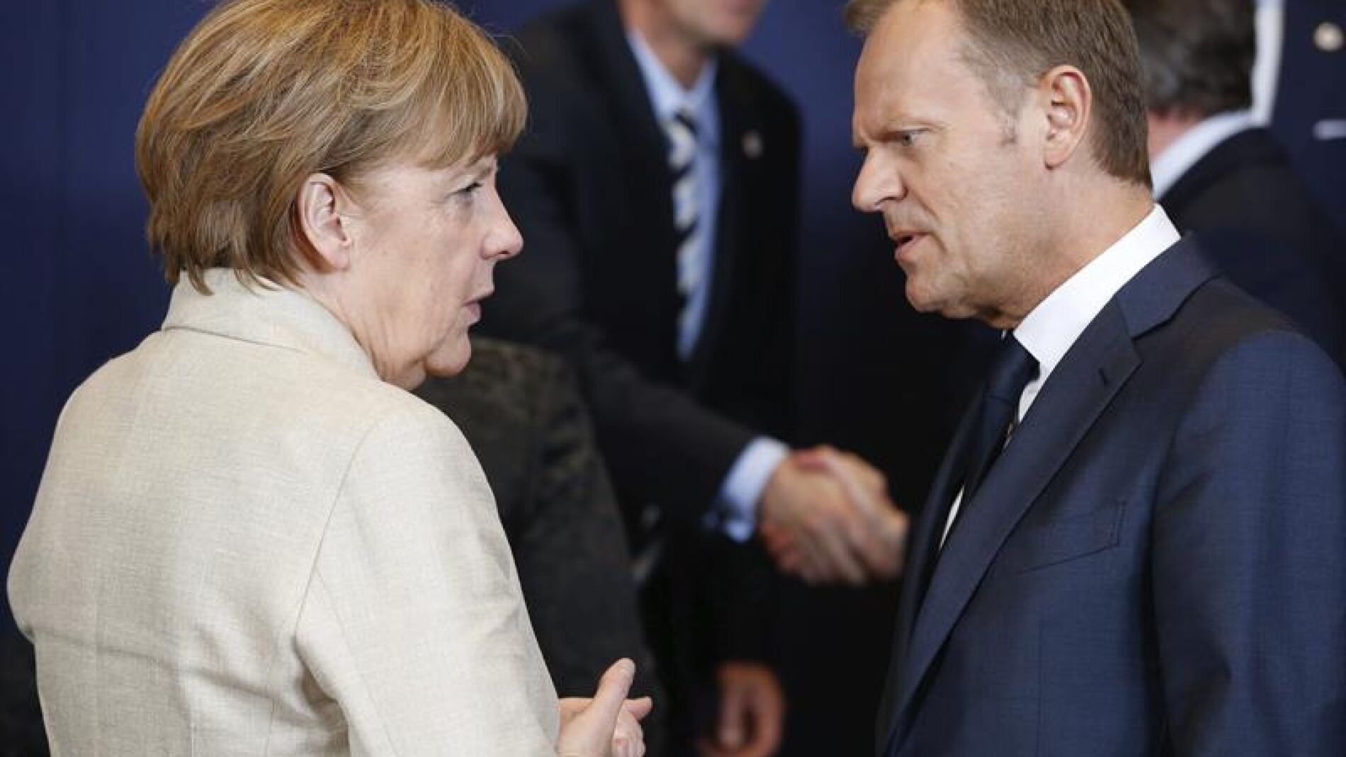 La canciller alemana, Angela Merkel, conversa con el presidente del Consejo Europeo, Donald Tusk