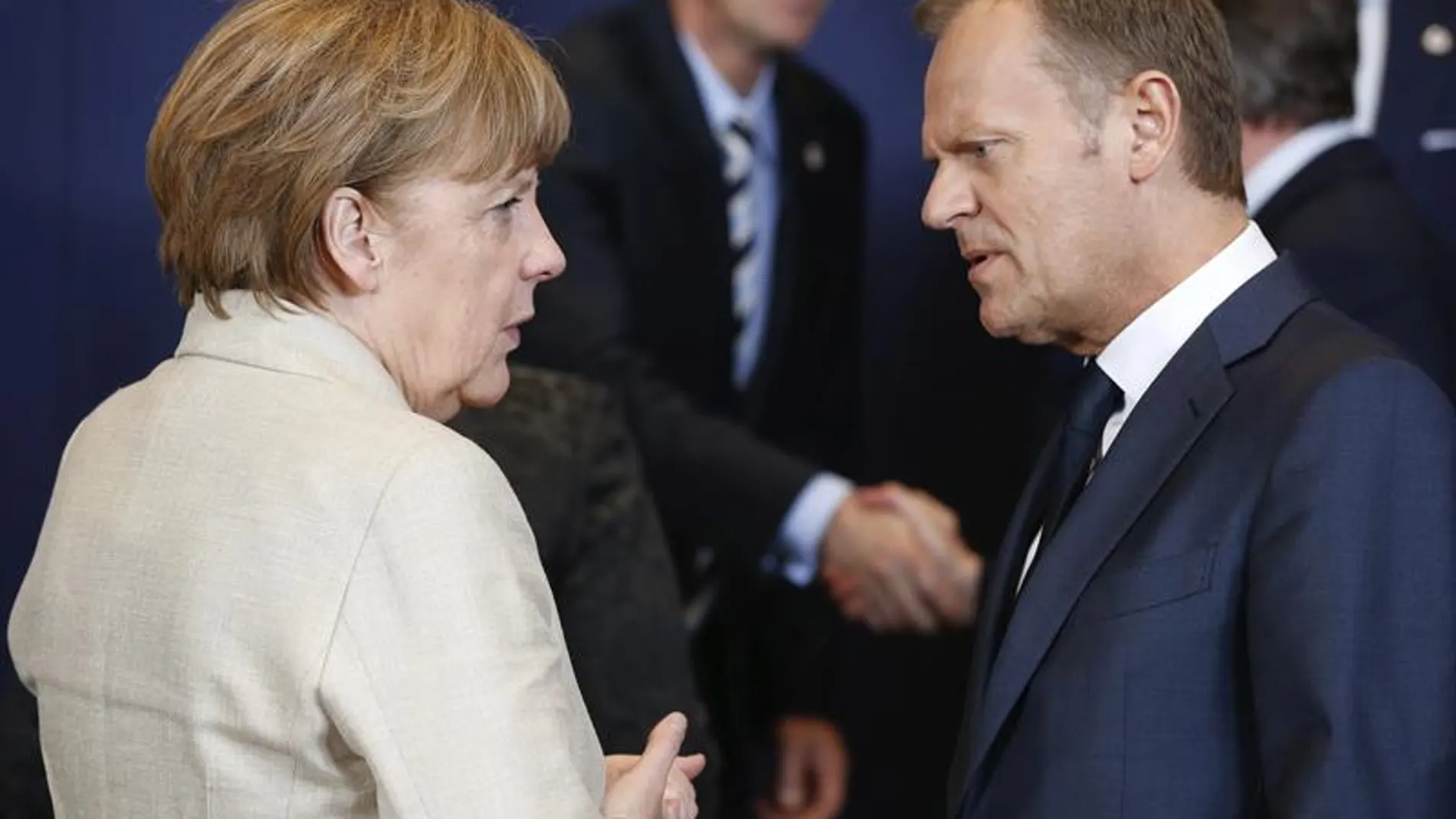La canciller alemana, Angela Merkel, conversa con el presidente del Consejo Europeo, Donald Tusk La canciller alemana, Angela Merkel, conversa con el presidente del Consejo Europeo, Donald Tusk