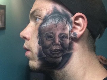 Un padre se tatúa el rostro de su bebé en la cara 
