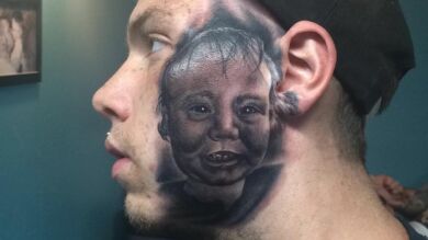 Un padre se tatúa en la cara el rostro de su bebé 